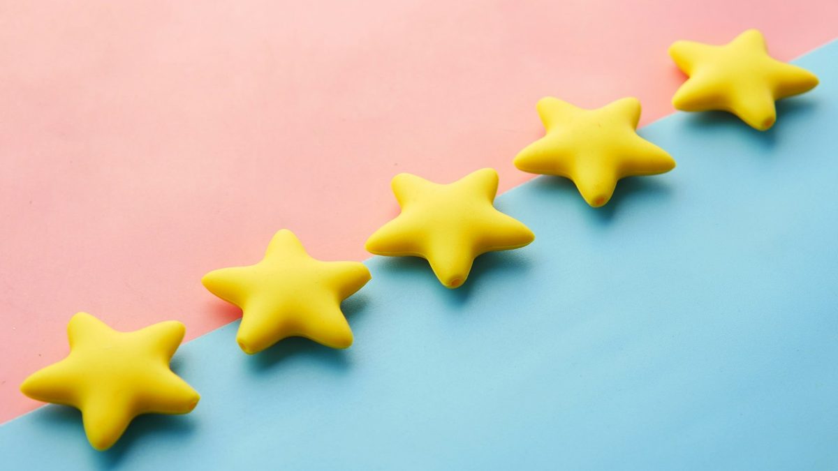 Cliente satisfeito avaliando um serviço com cinco estrelas pelo celular