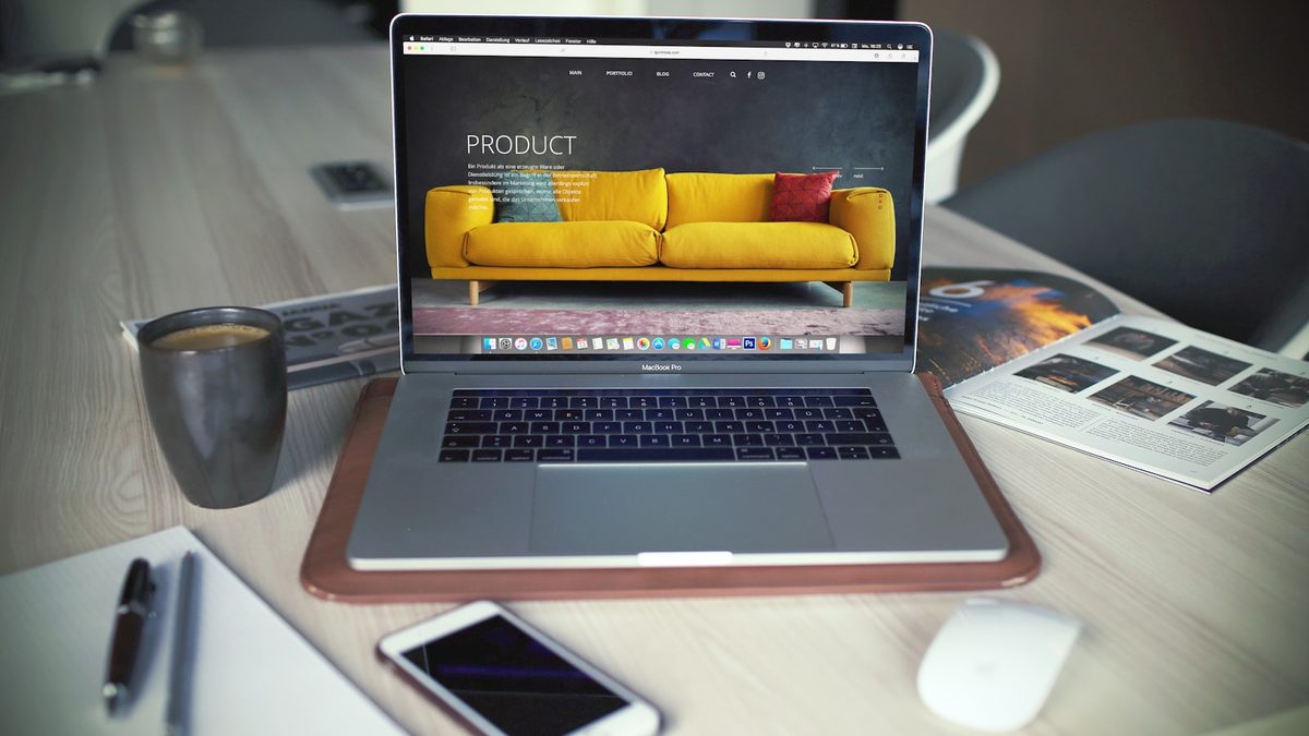 Notebook sobre balcão mostrando o site de um pequeno negócio em construção